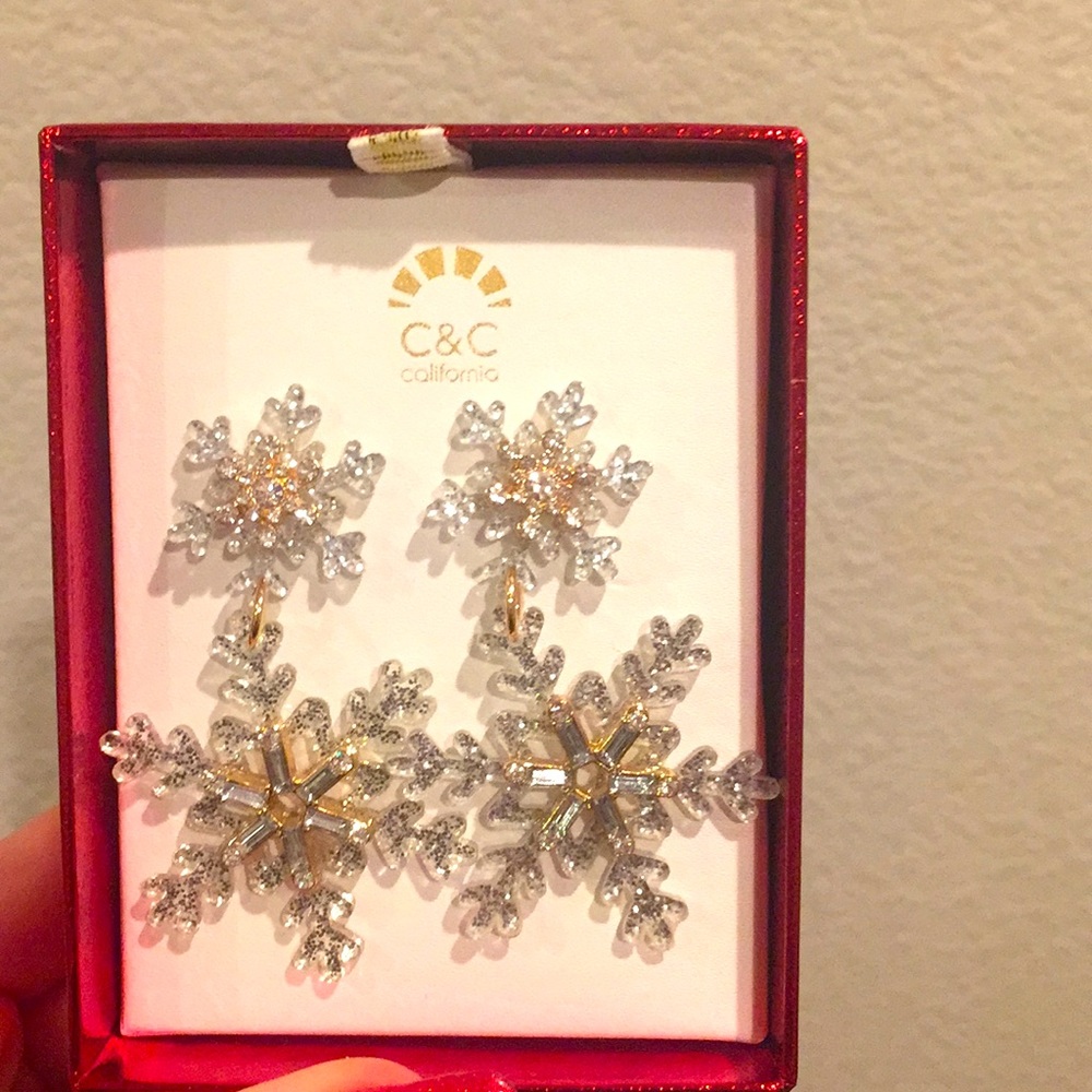 Snowflake dangle earrings New in box